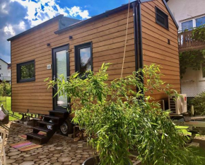 Tiny House mit Saunafass und Garten